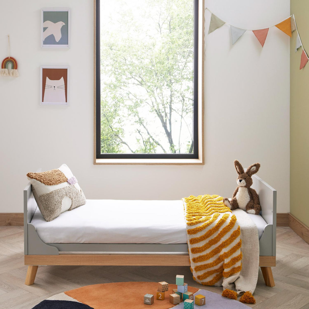 Babymore Mona Cot Bed - Adjustable Base - Teething Rail - 2-in-1 Conversion